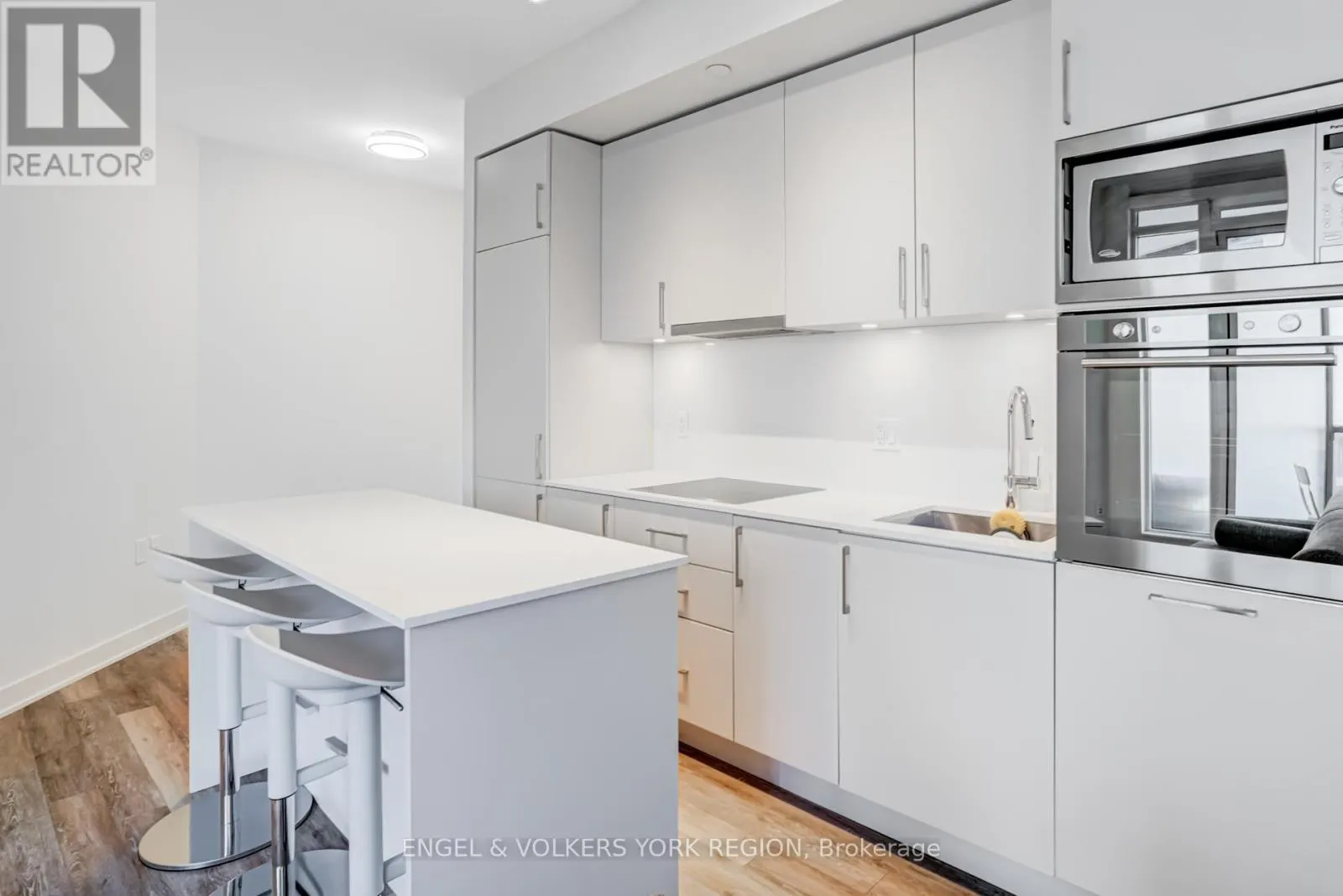 1618 - 27 BATHURST STREET