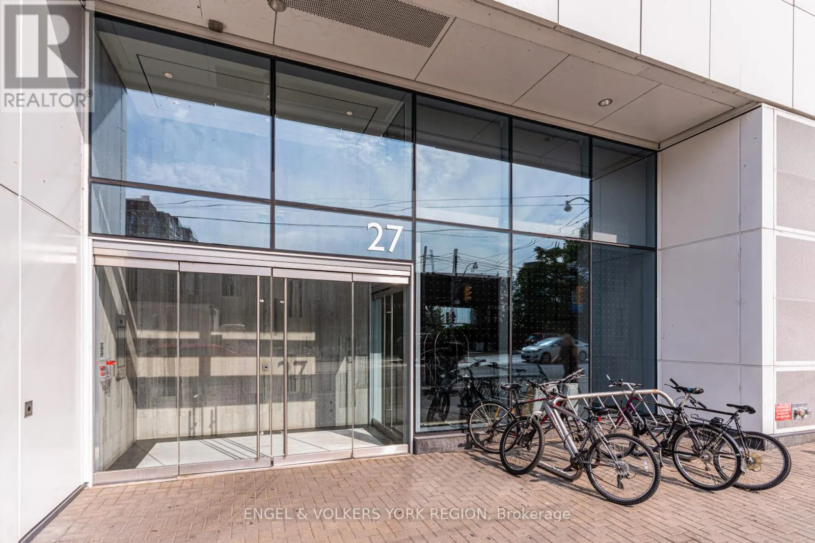 1618 - 27 BATHURST STREET