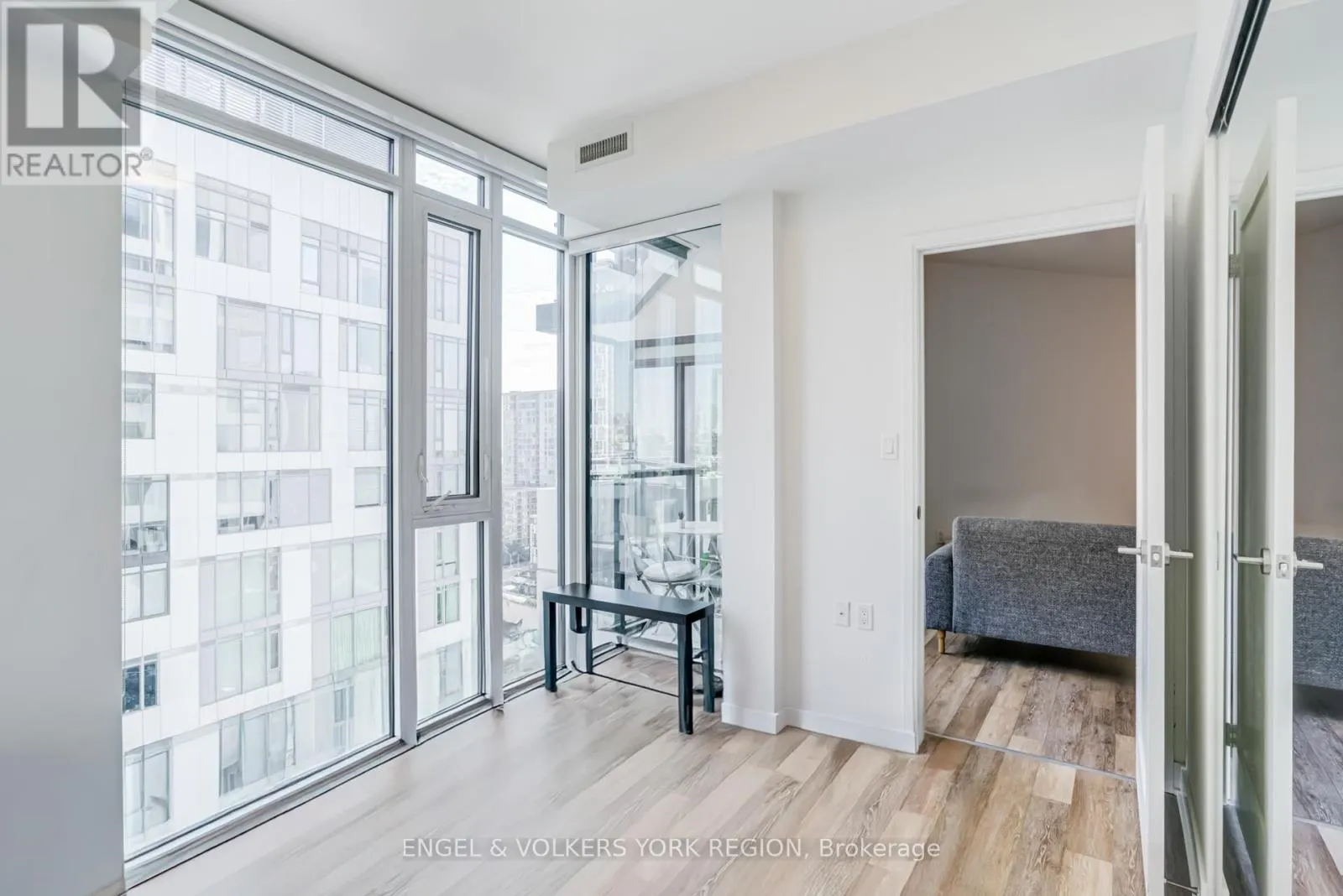 1618 - 27 BATHURST STREET