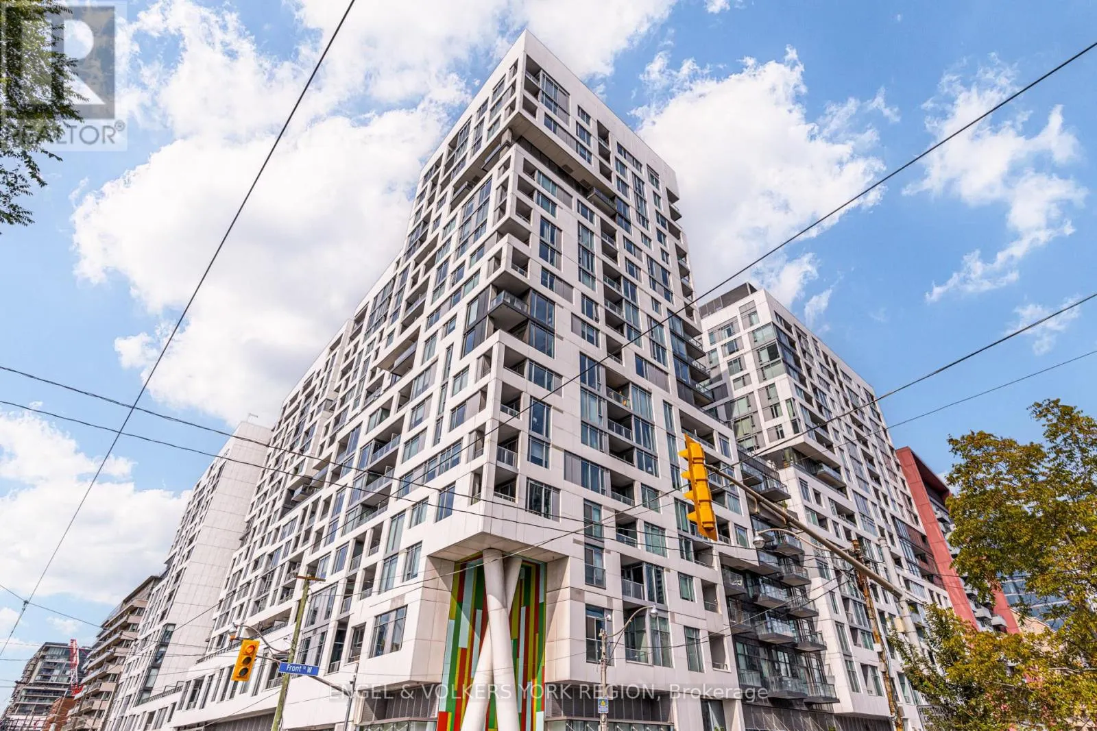 1618 - 27 BATHURST STREET