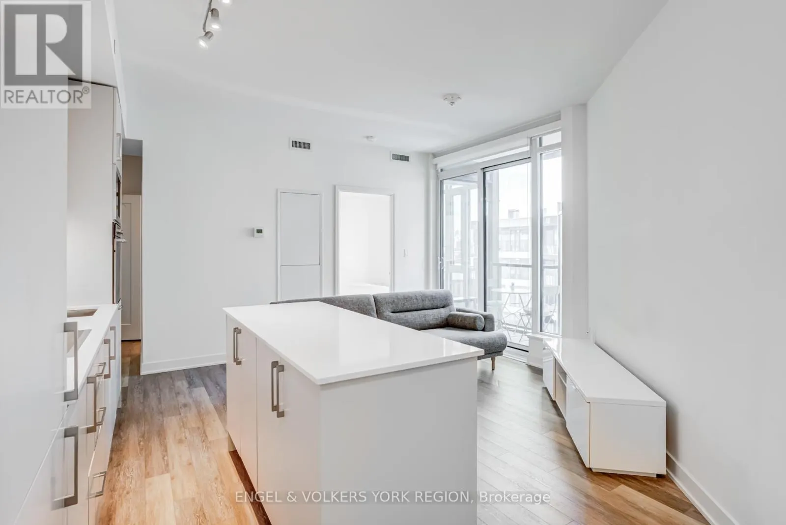 1618 - 27 BATHURST STREET