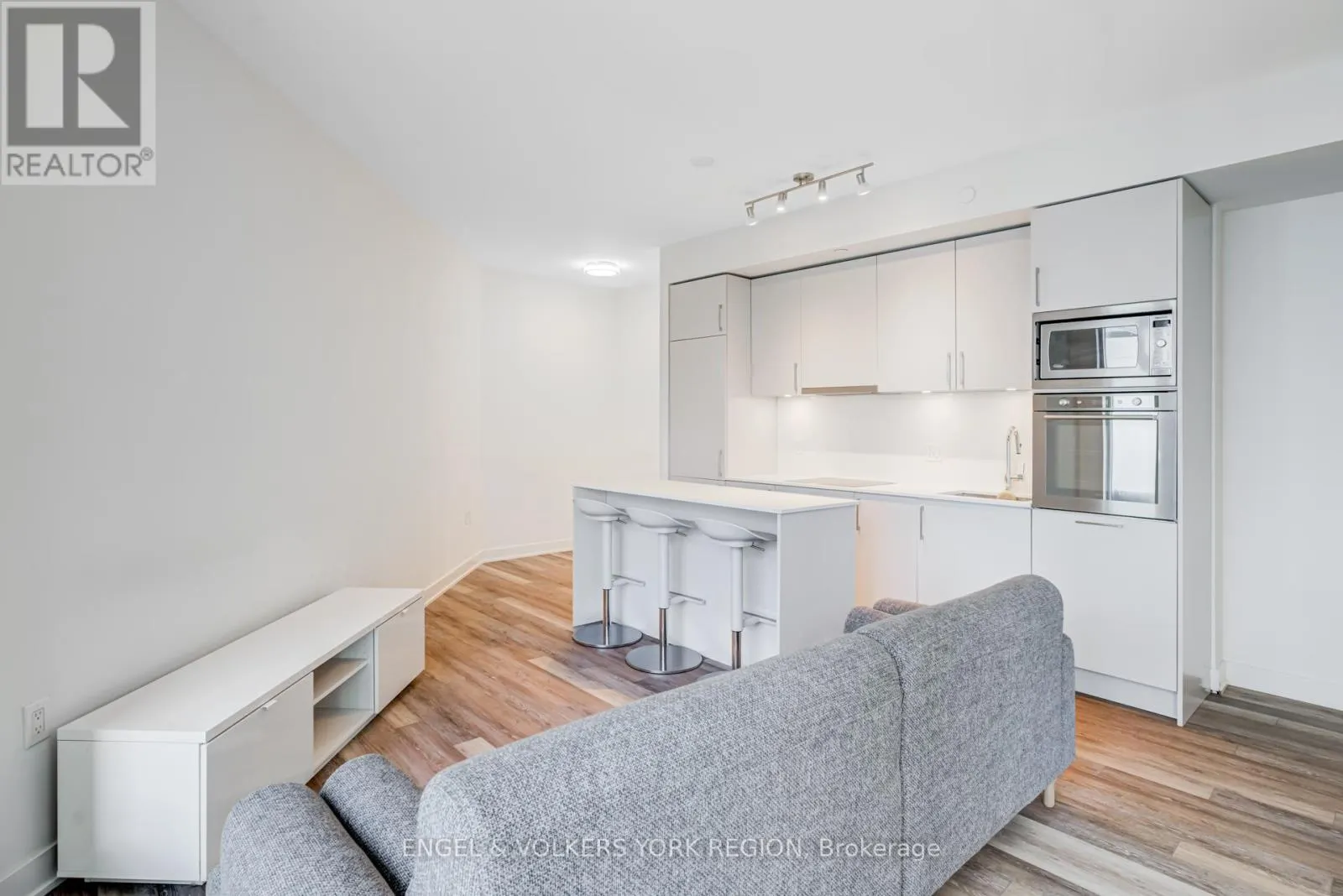 1618 - 27 BATHURST STREET