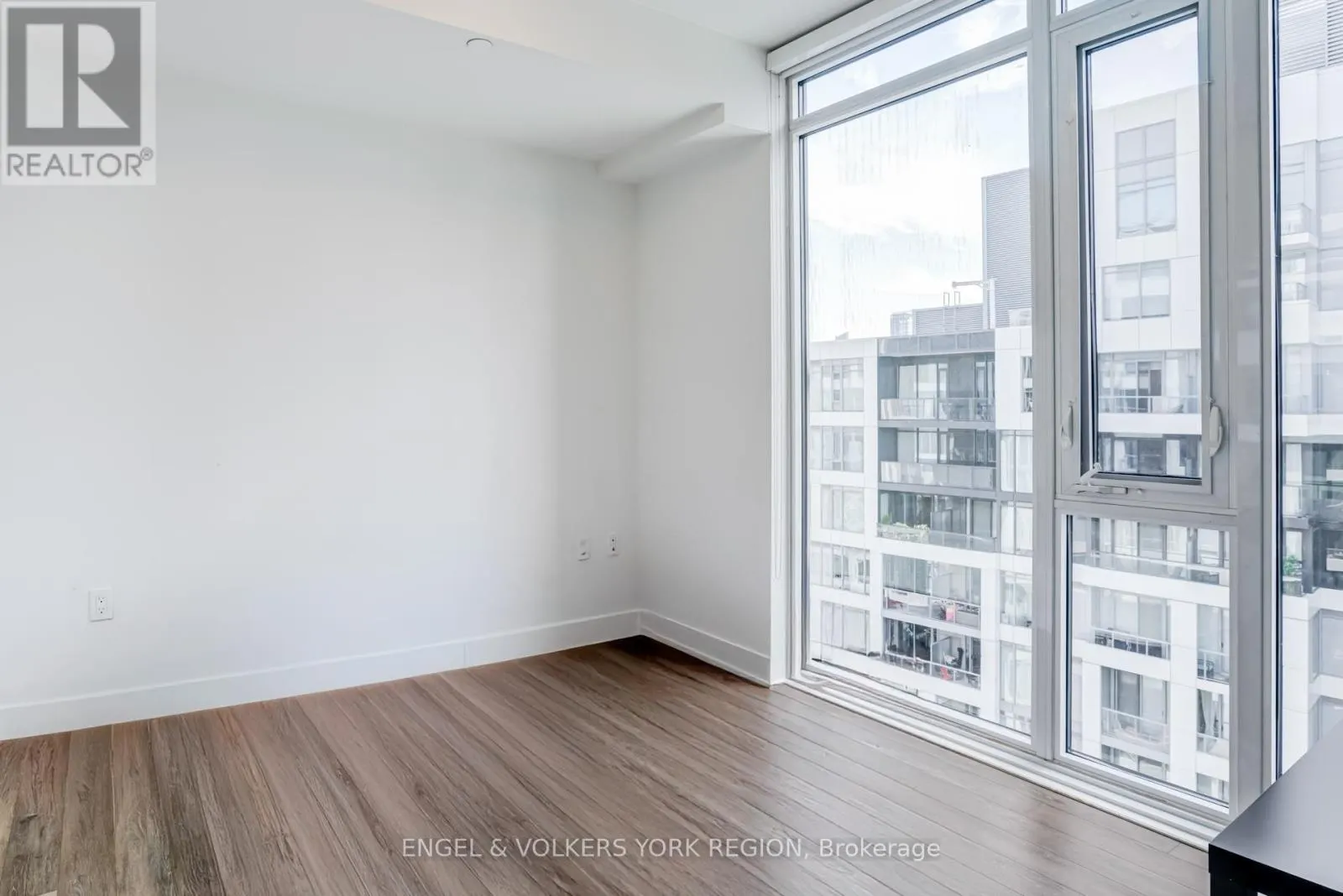 1618 - 27 BATHURST STREET