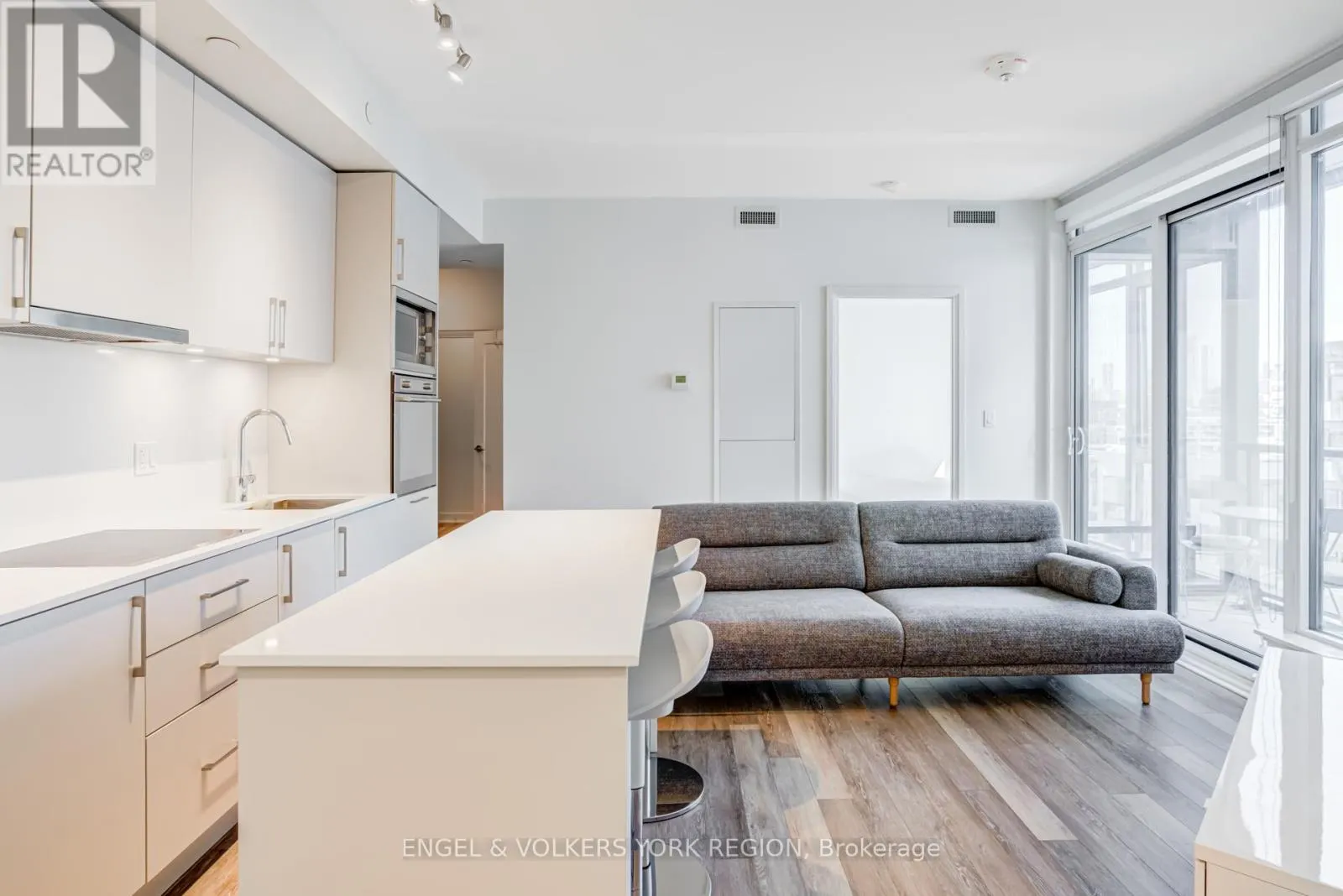 1618 - 27 BATHURST STREET