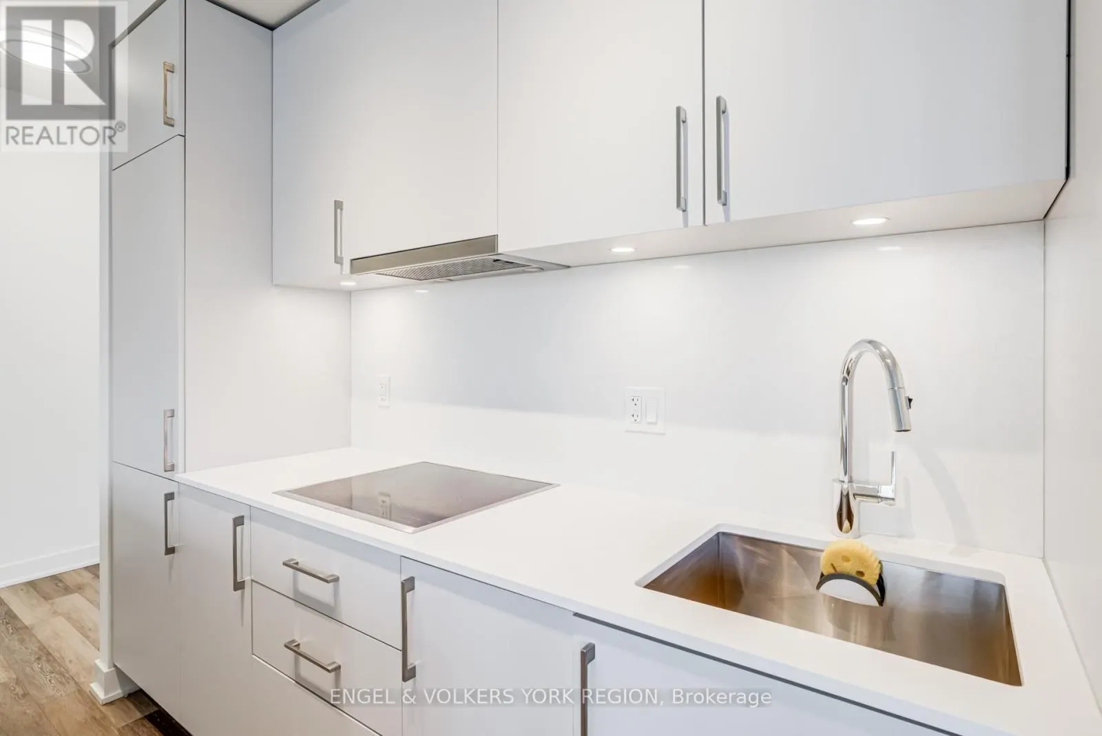 1618 - 27 BATHURST STREET