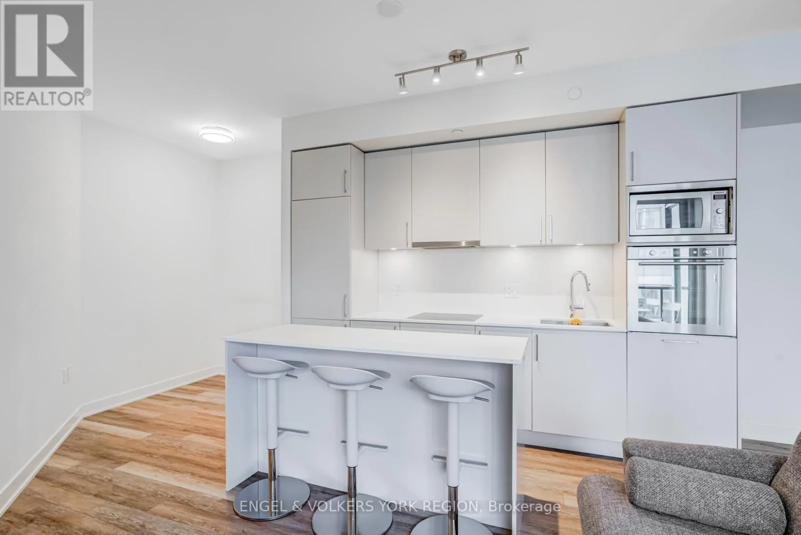 1618 - 27 BATHURST STREET