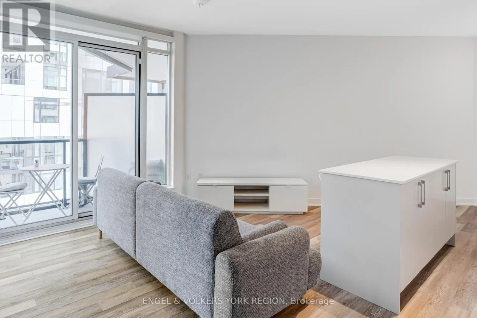 1618 - 27 BATHURST STREET