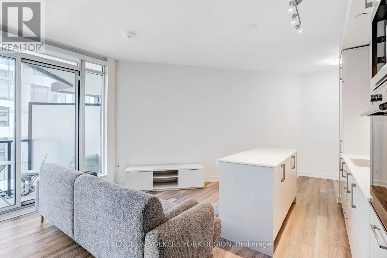 1618 - 27 BATHURST STREET