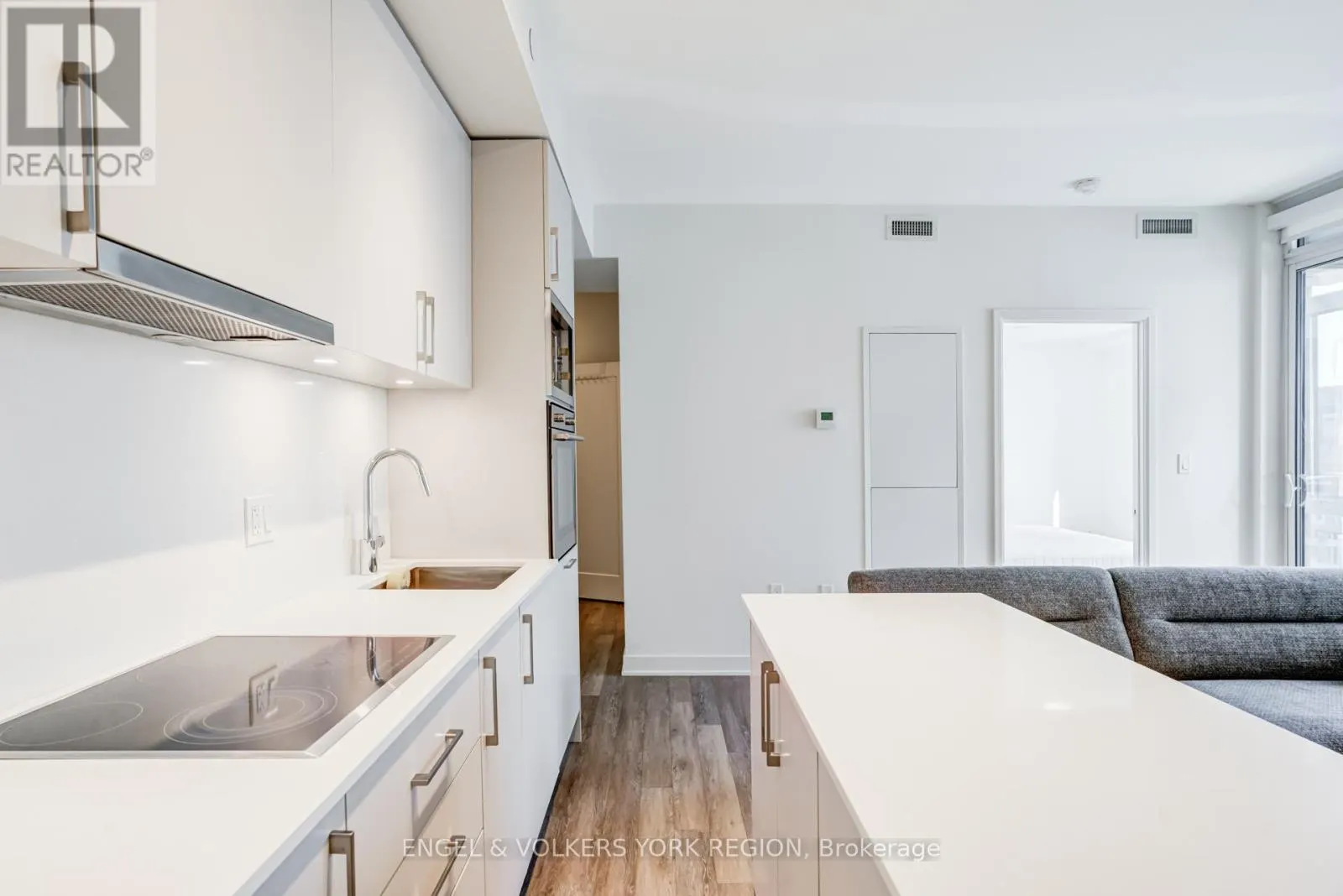 1618 - 27 BATHURST STREET