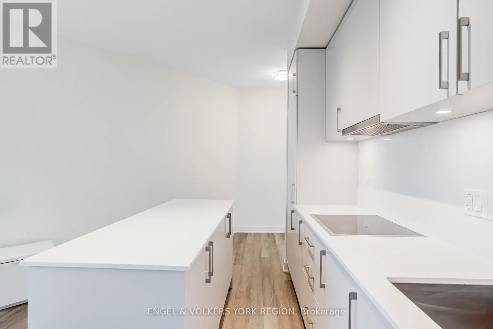 1618 - 27 BATHURST STREET