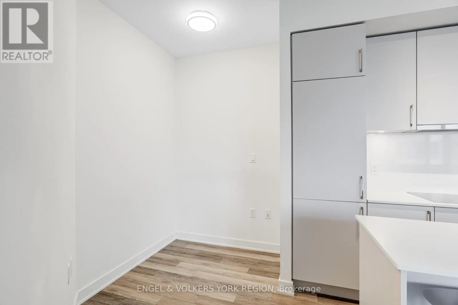 1618 - 27 BATHURST STREET
