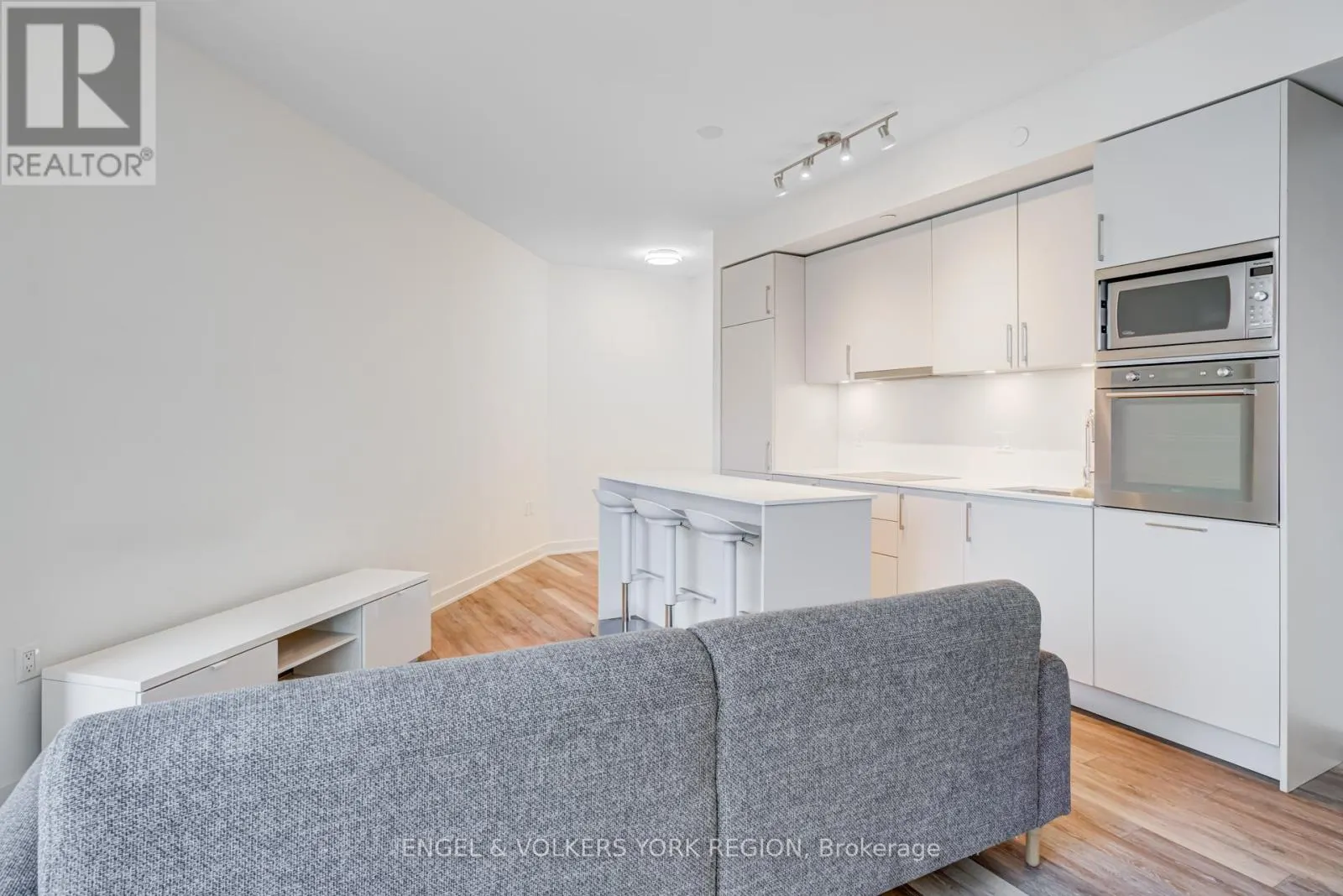 1618 - 27 BATHURST STREET