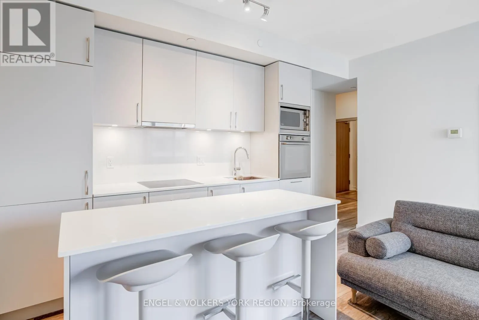 1618 - 27 BATHURST STREET