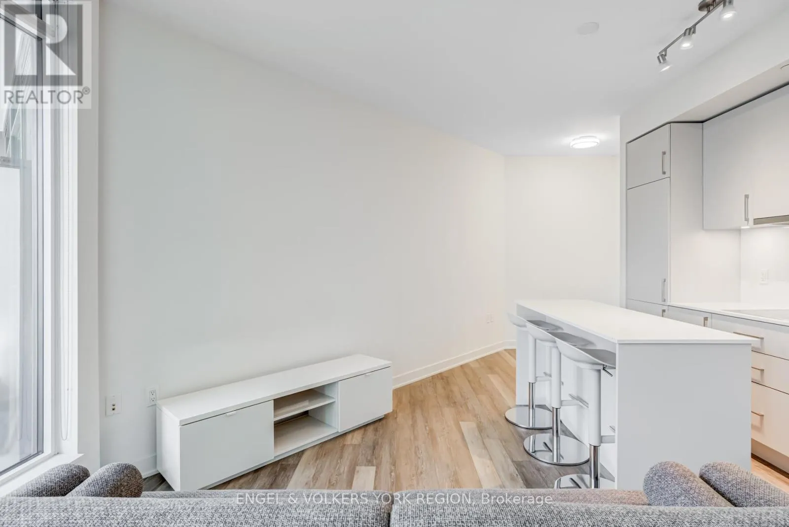 1618 - 27 BATHURST STREET