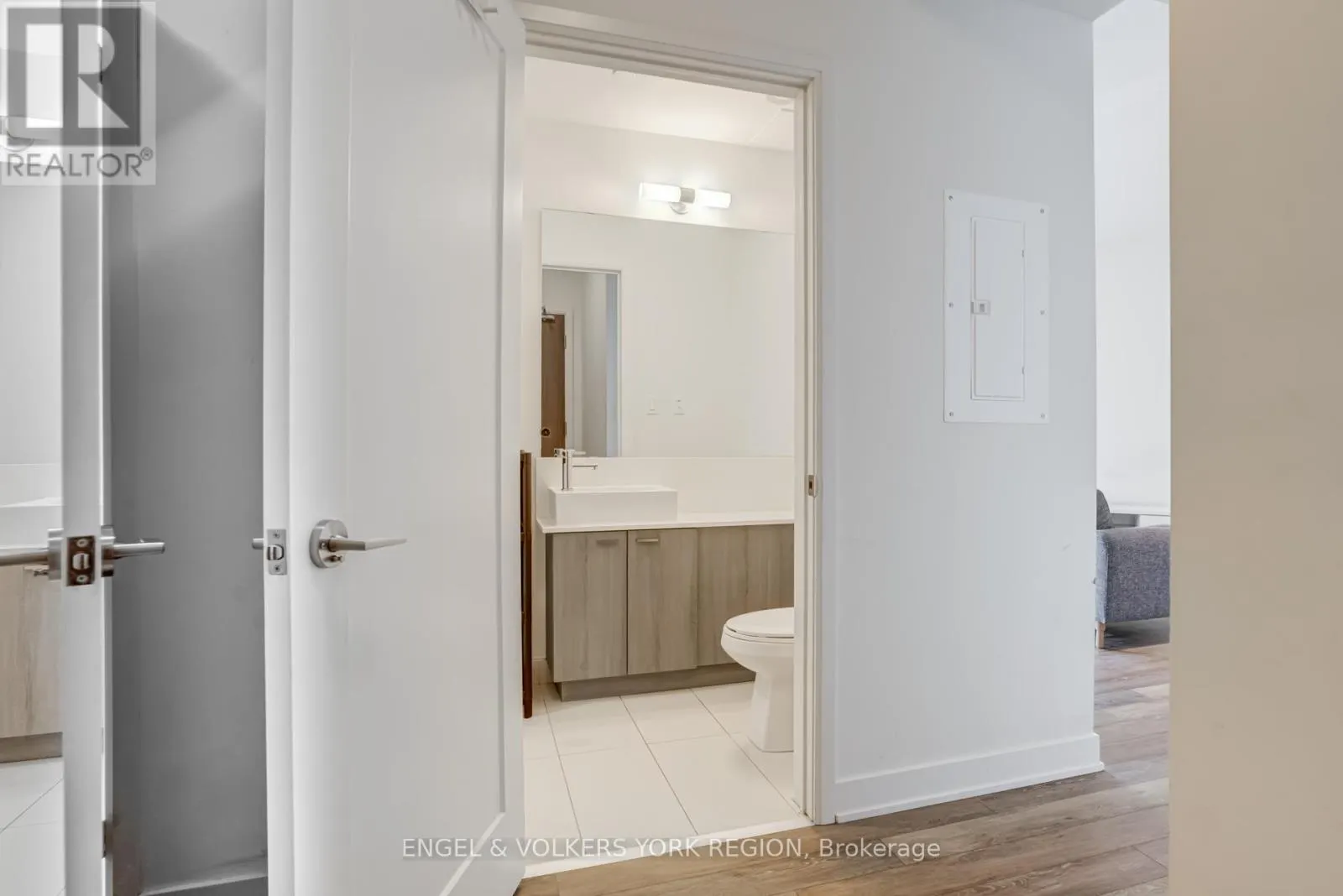 1618 - 27 BATHURST STREET