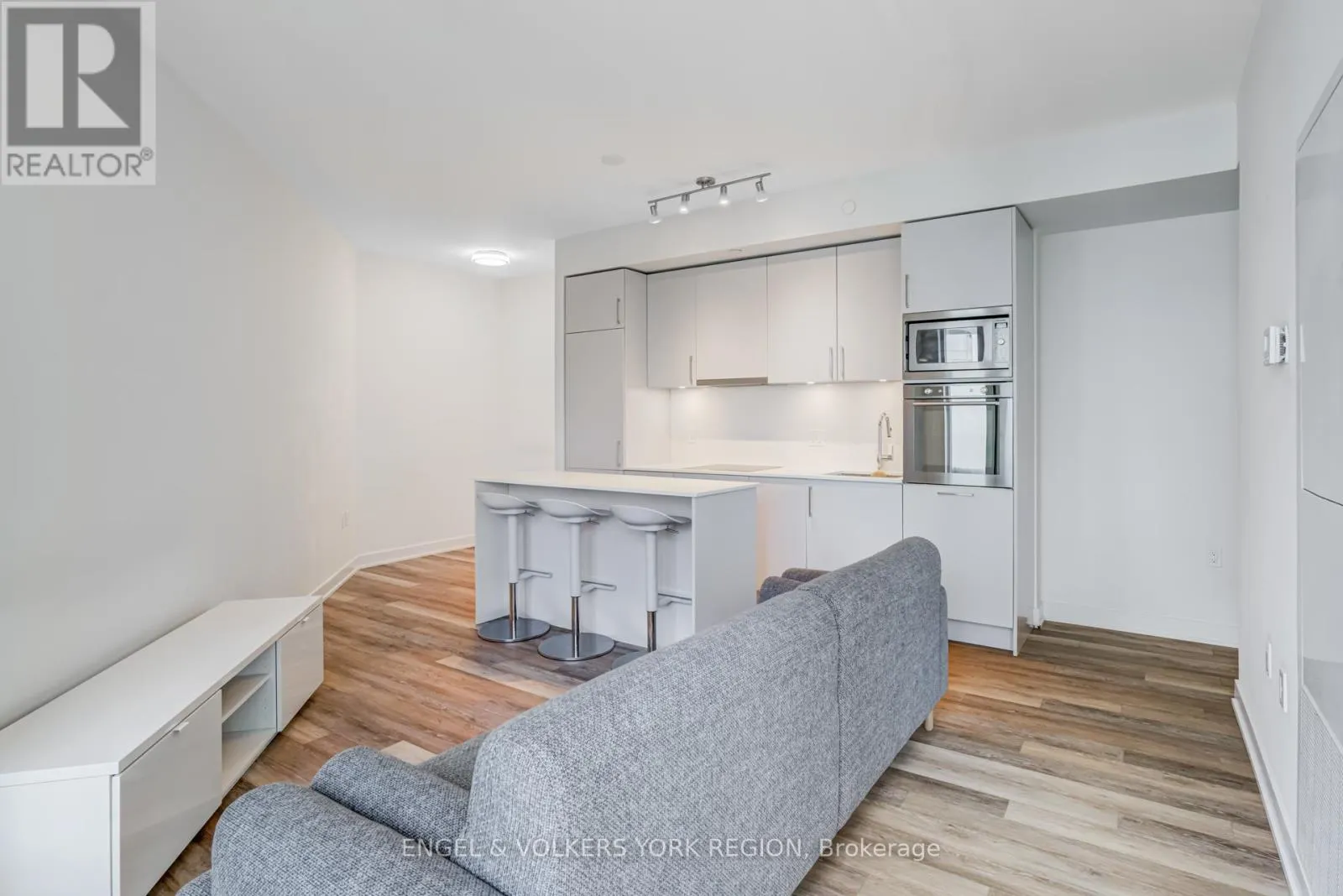 1618 - 27 BATHURST STREET
