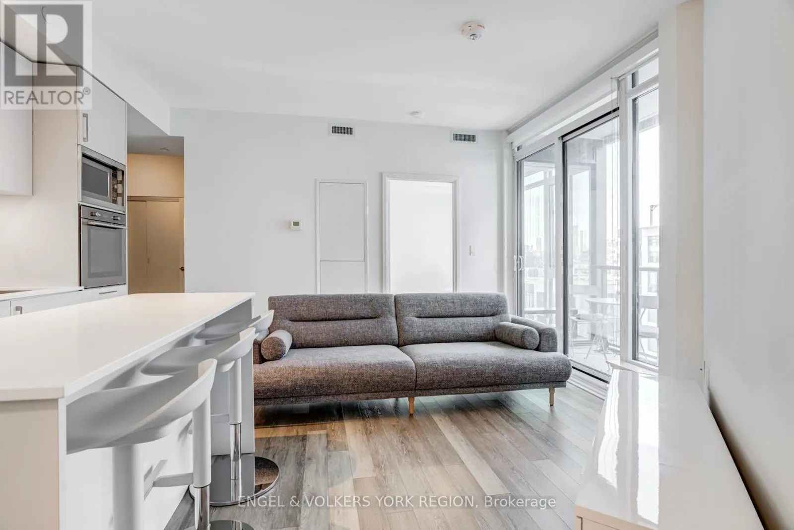 1618 - 27 BATHURST STREET