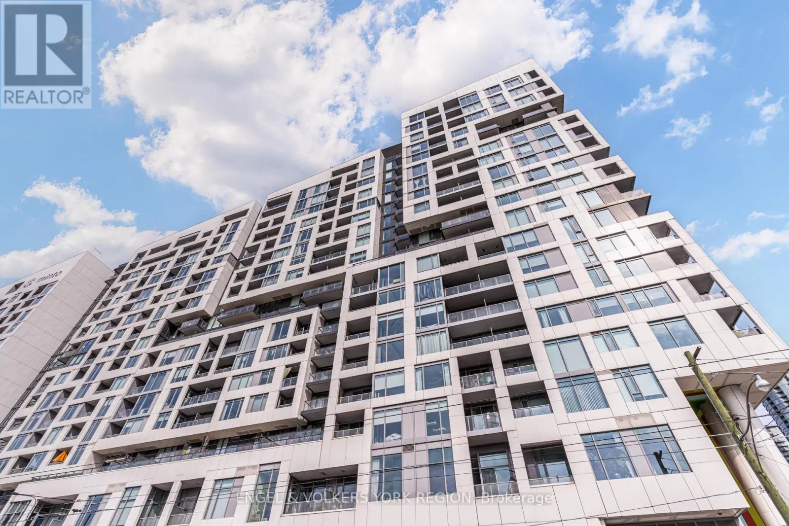 1618 - 27 BATHURST STREET