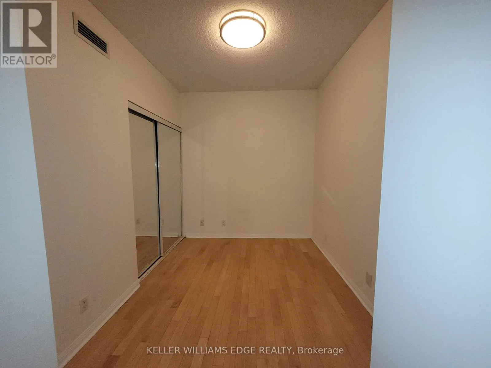 2203 - 228 QUEENS QUAY W