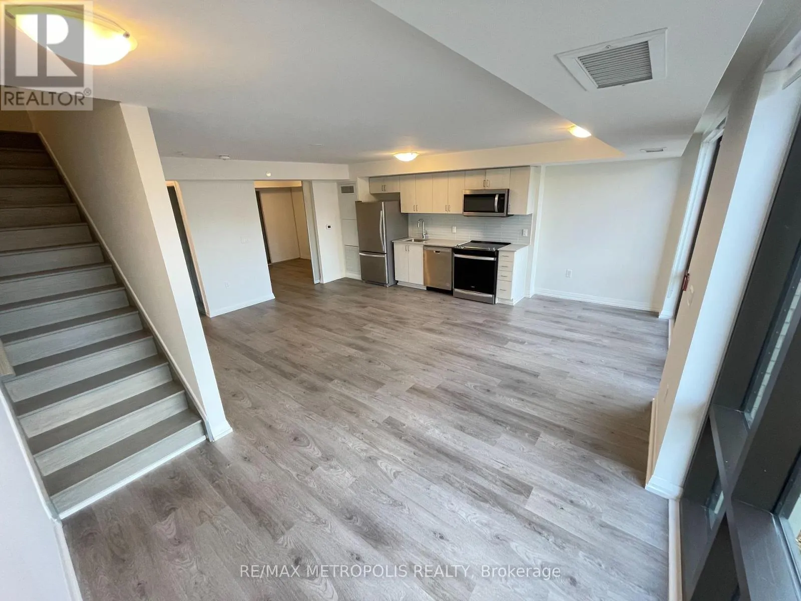 TH02 - 325 YORKLAND BOULEVARD