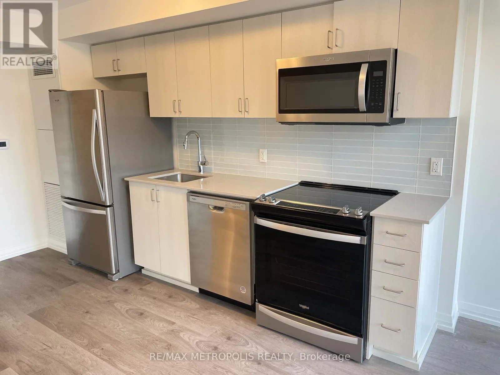 TH02 - 325 YORKLAND BOULEVARD