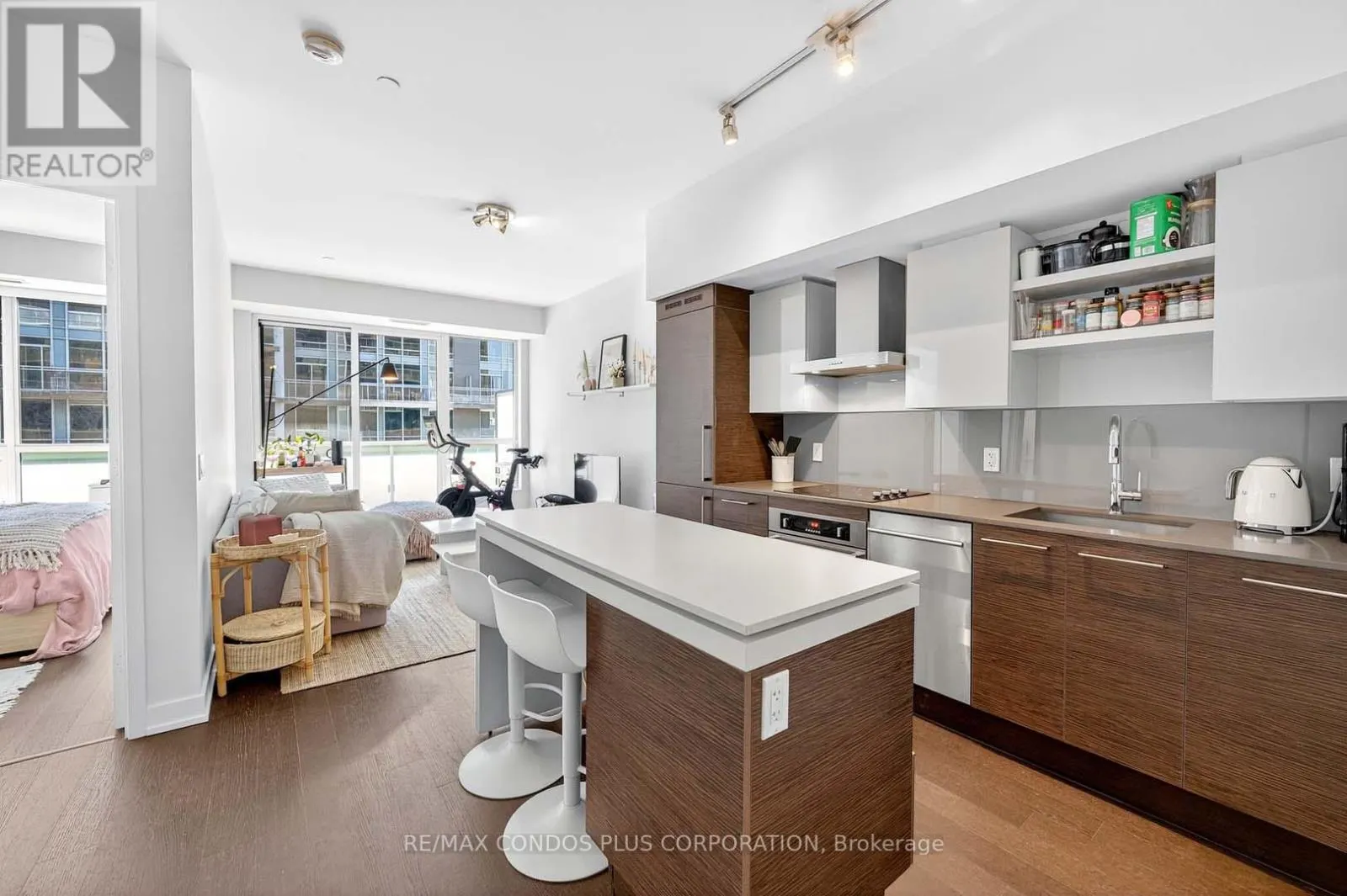 444 - 1030 KING STREET W