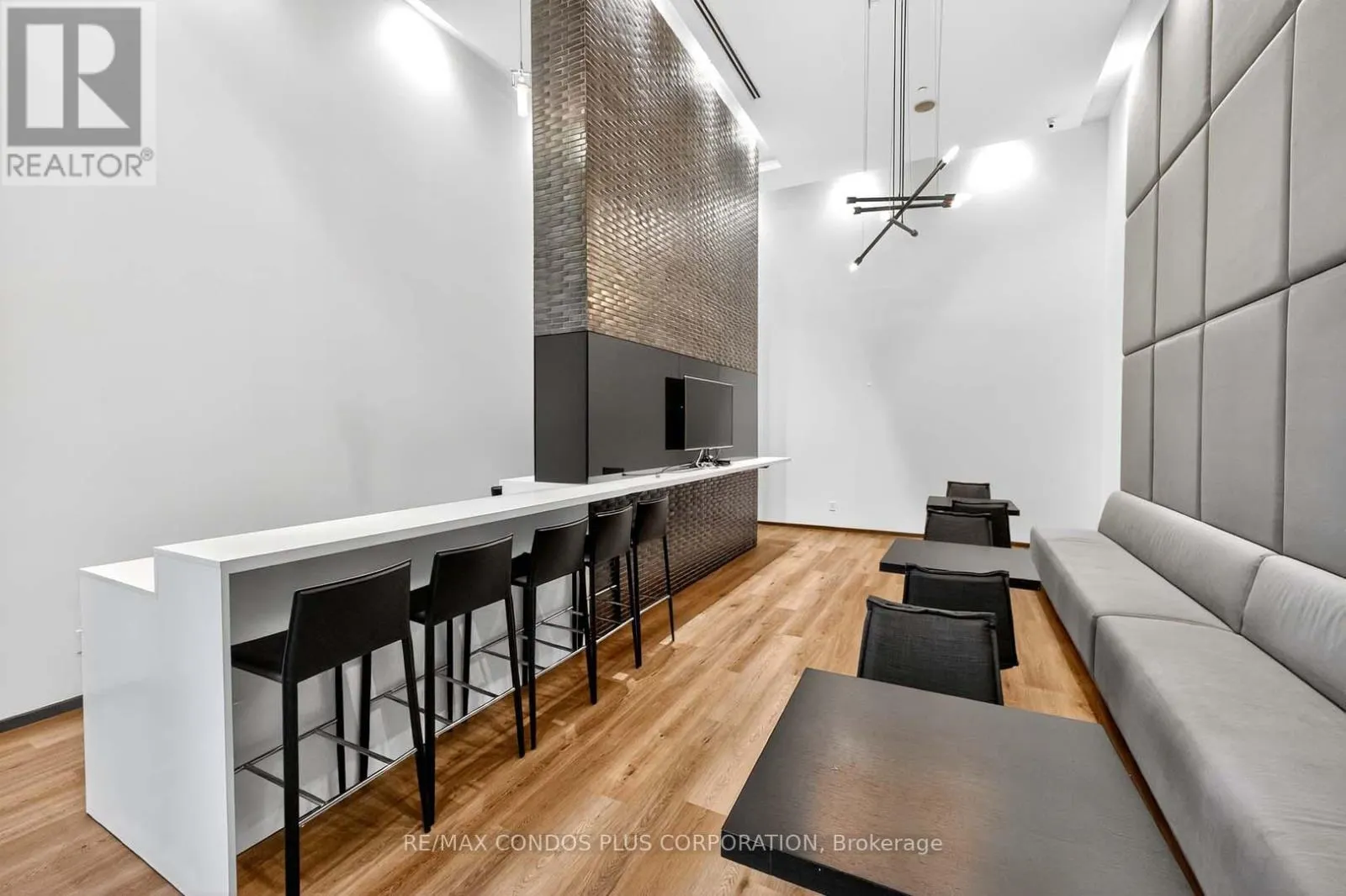 444 - 1030 KING STREET W