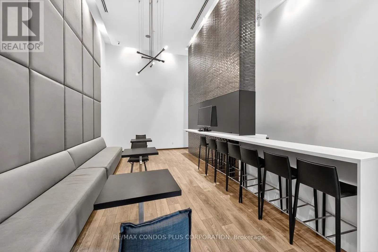 444 - 1030 KING STREET W