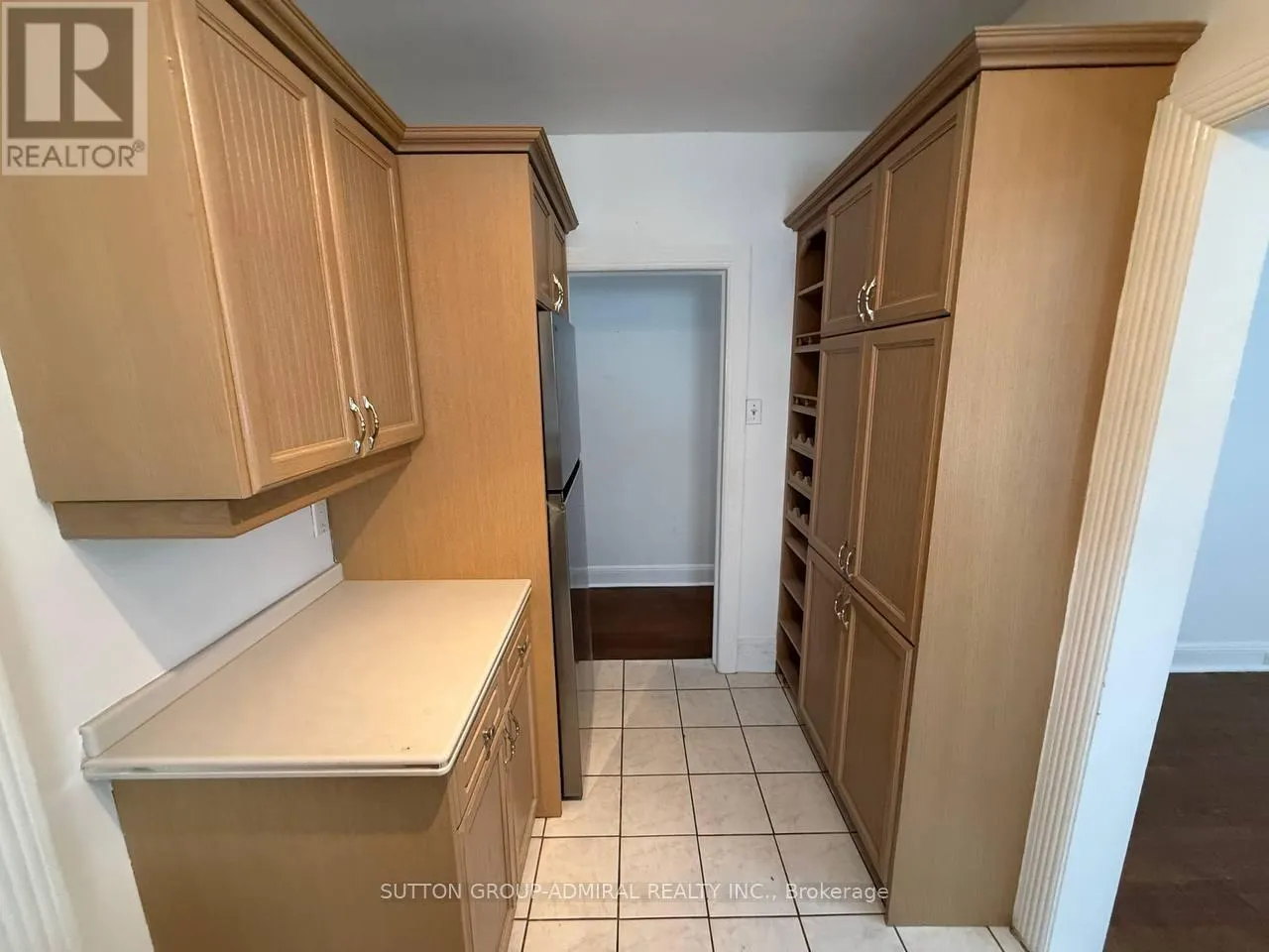 MAIN FLOOR - 976 AVENUE RD AVENUE