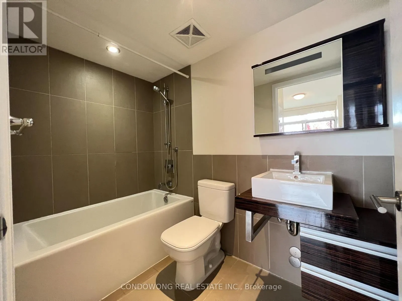 202 - 676 SHEPPARD AVENUE E