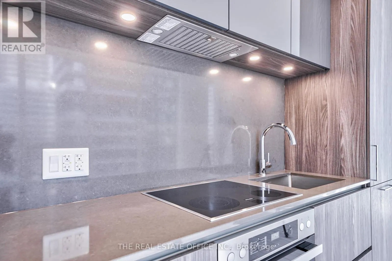 1212 - 35 MERCER STREET