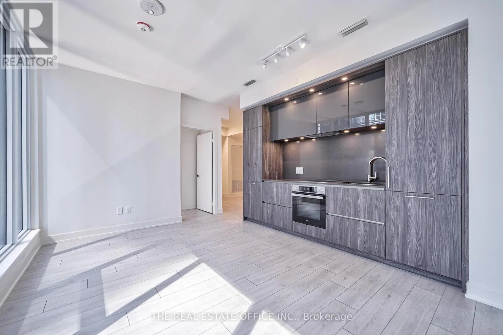 1212 - 35 MERCER STREET