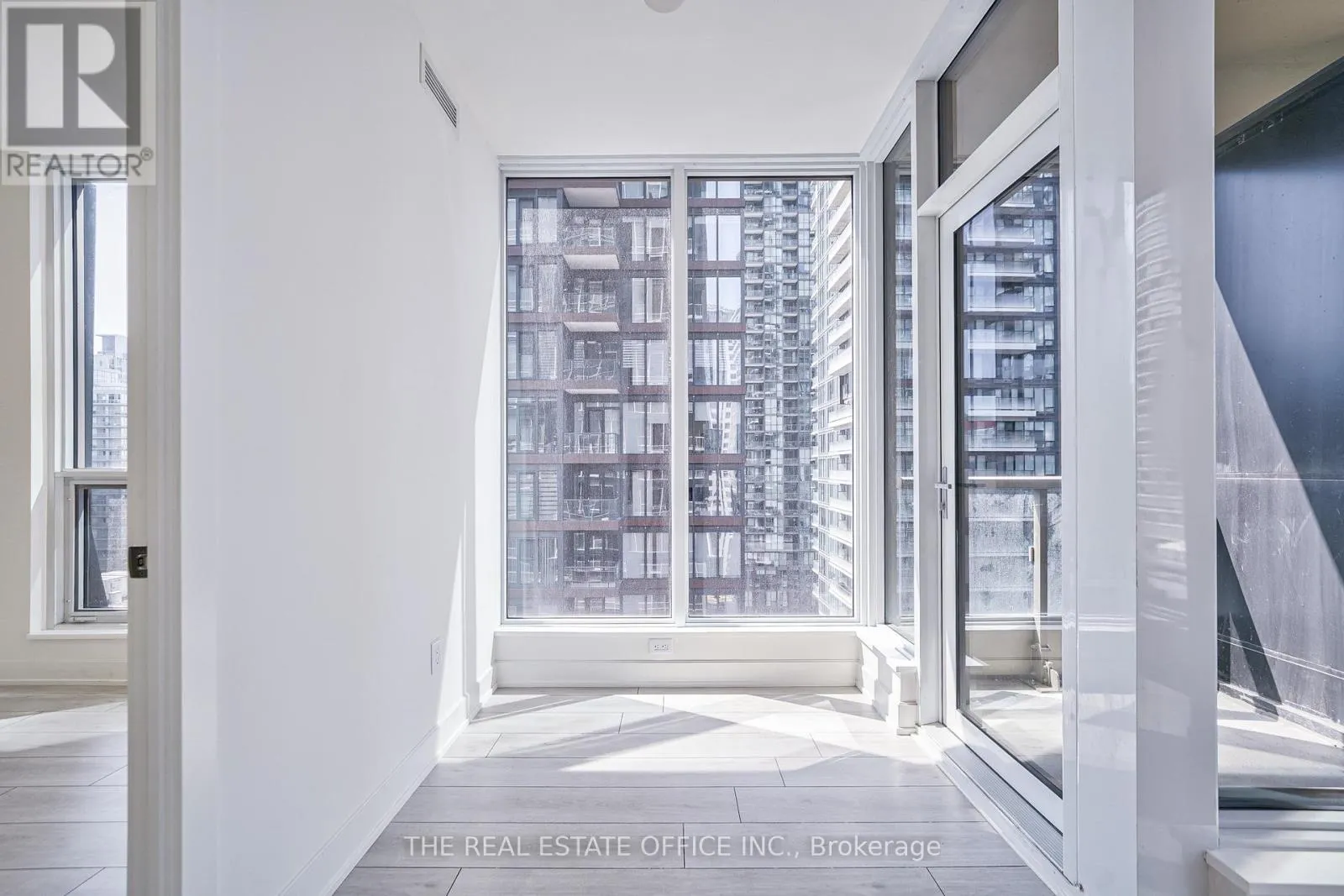 1212 - 35 MERCER STREET