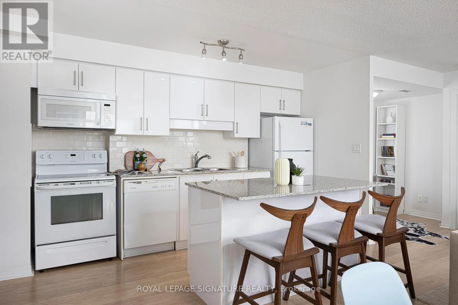 711 - 30 HERONS HILL WAY