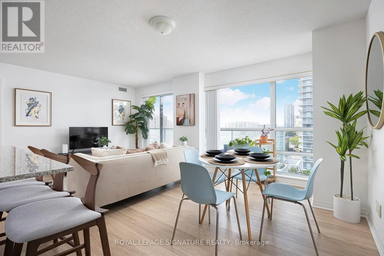 711 - 30 HERONS HILL WAY