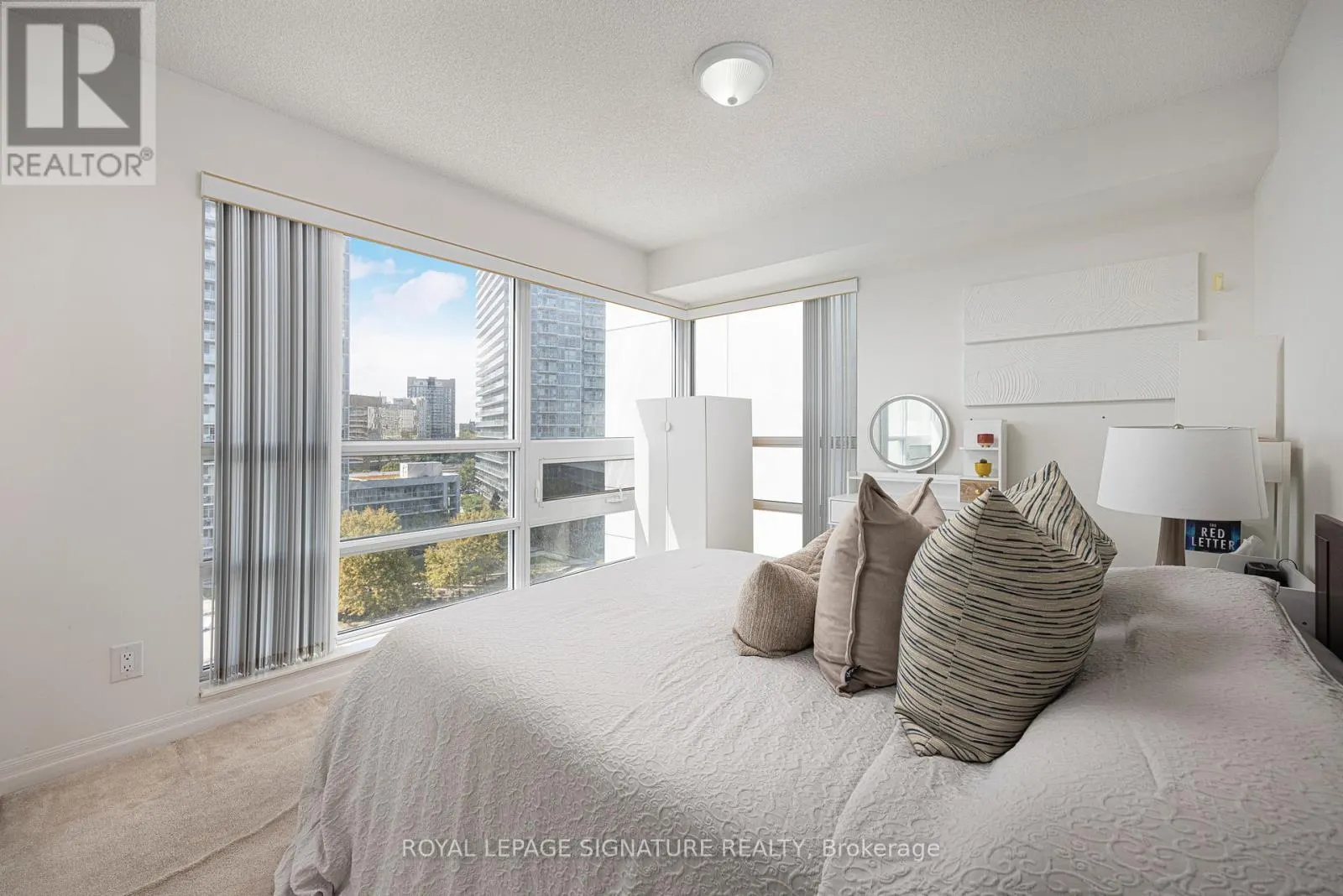 711 - 30 HERONS HILL WAY