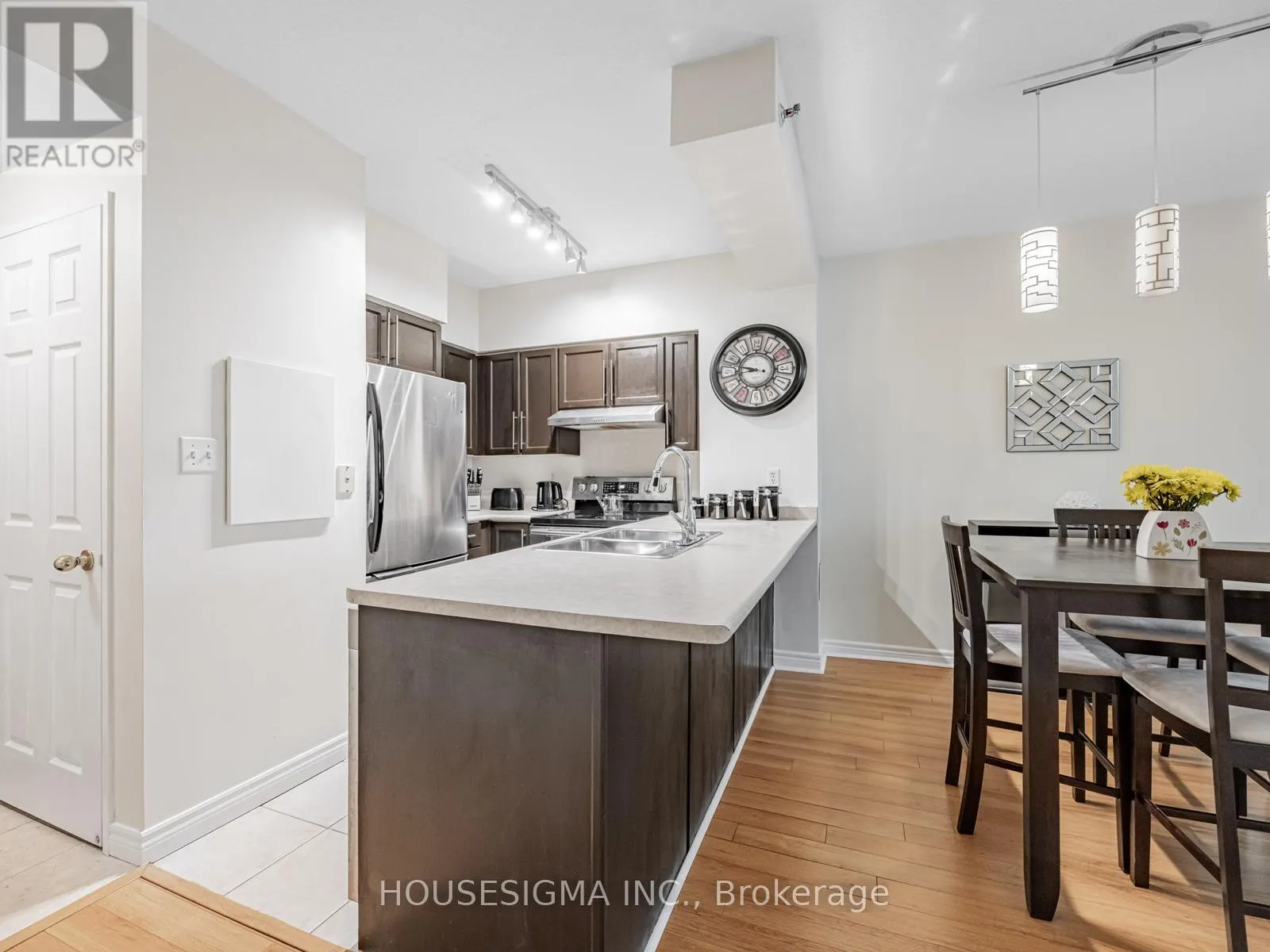 207 - 43 EGLINTON AVENUE E