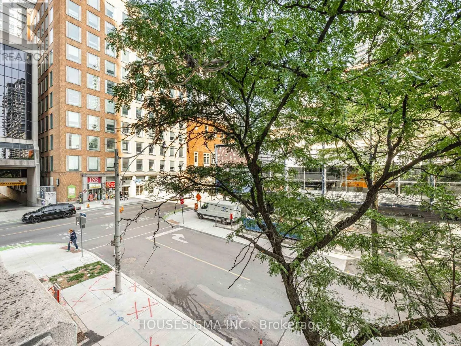 207 - 43 EGLINTON AVENUE E