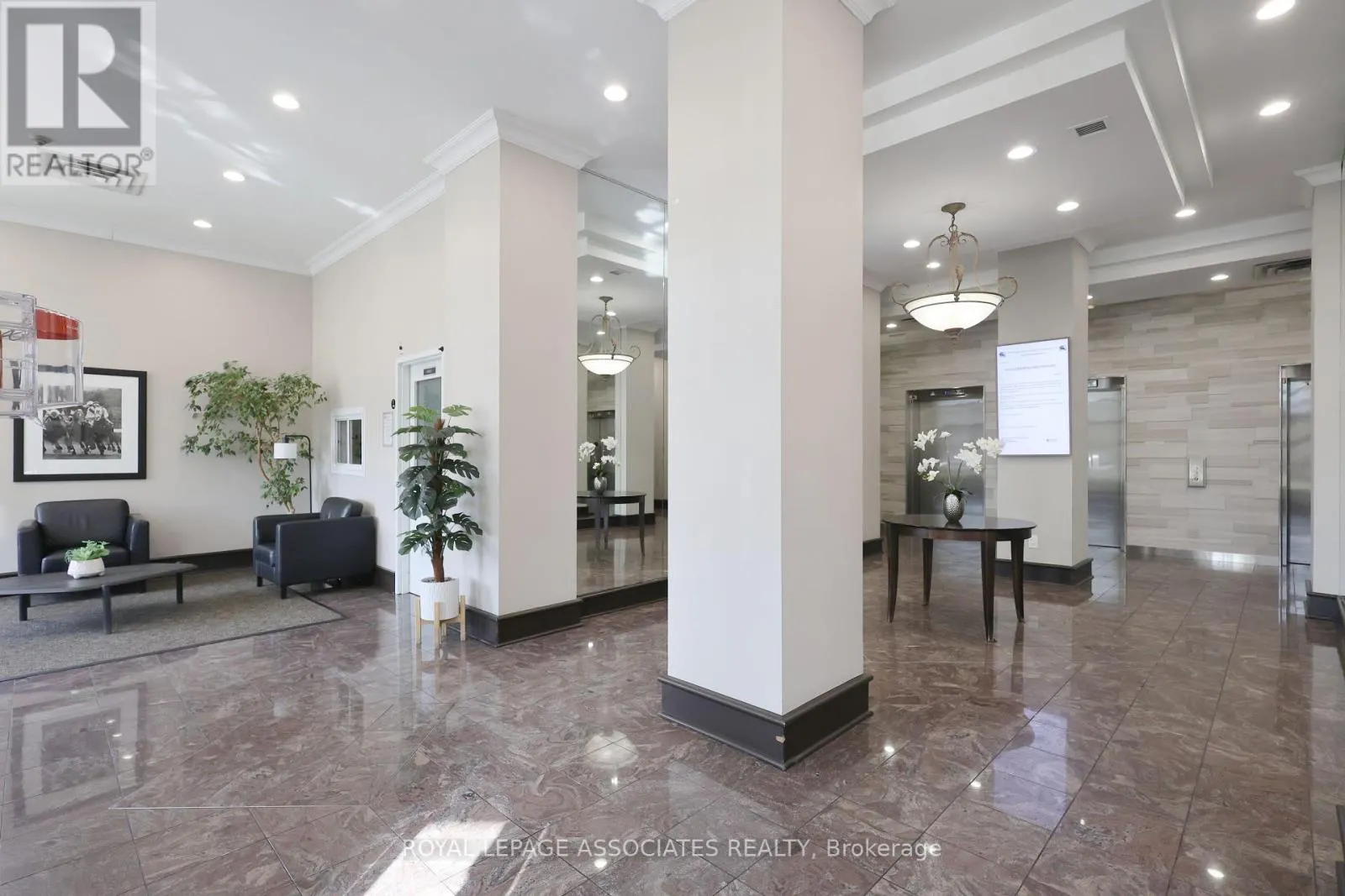 208 - 21 OVERLEA BOULEVARD