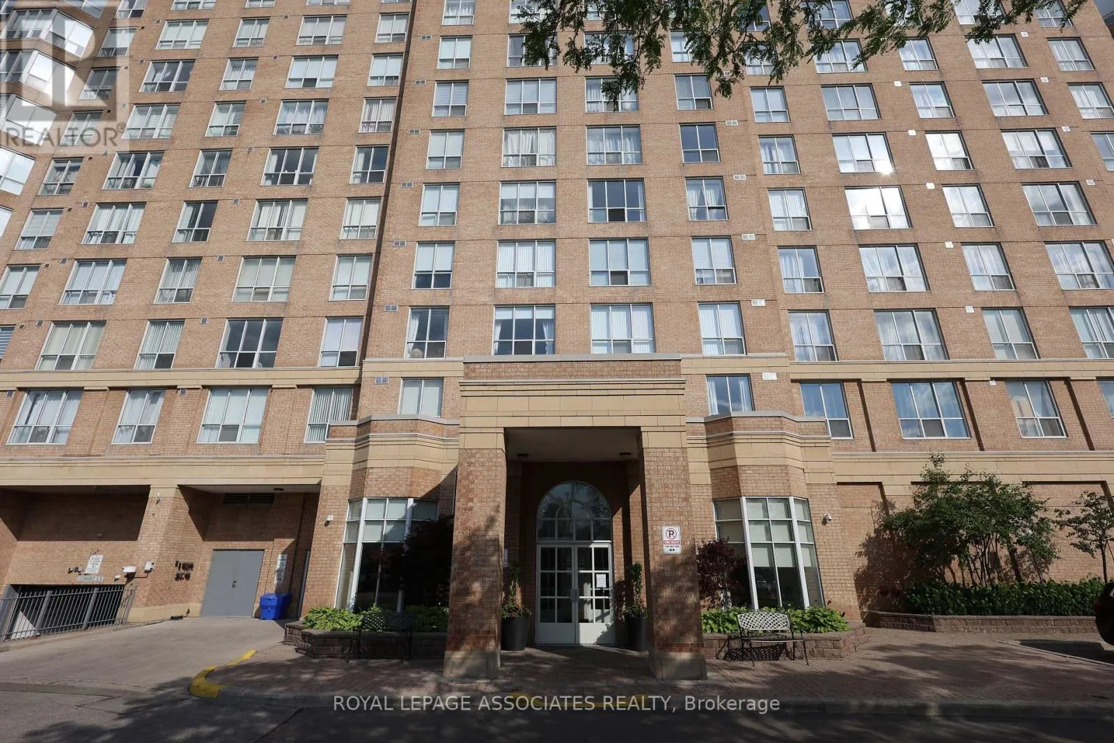 208 - 21 OVERLEA BOULEVARD