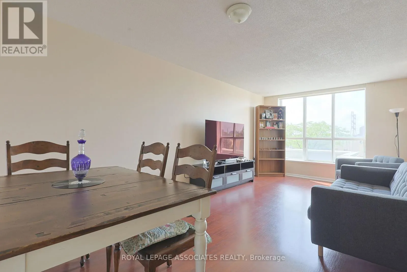 208 - 21 OVERLEA BOULEVARD