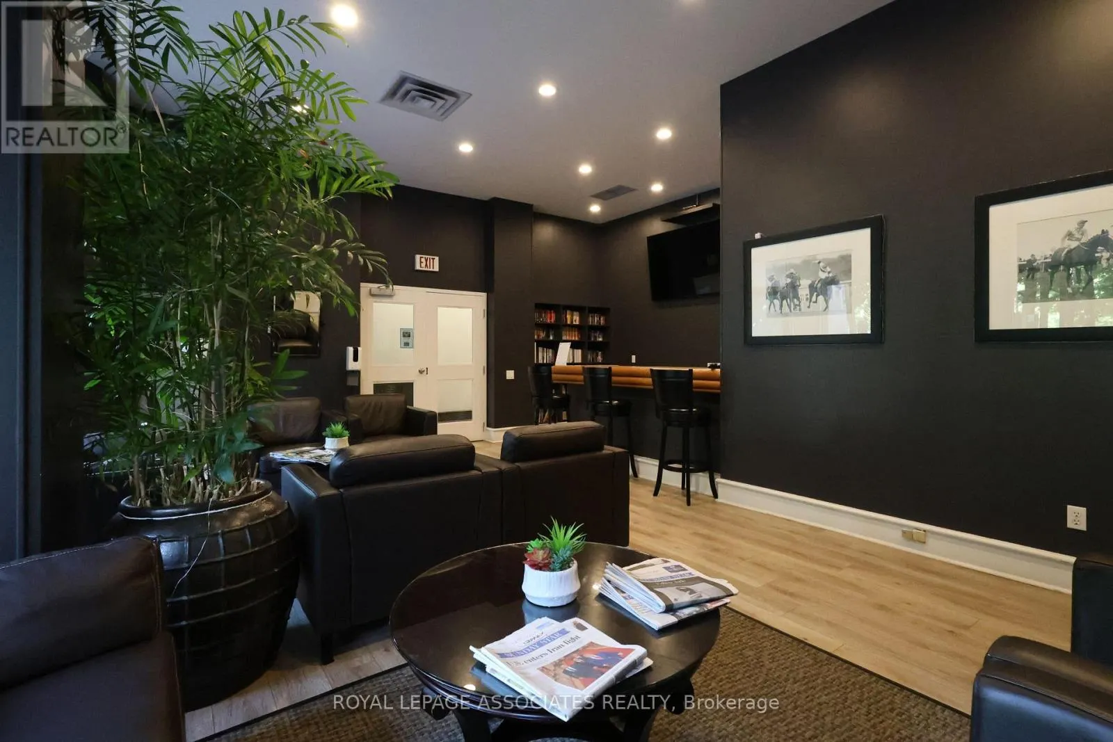 208 - 21 OVERLEA BOULEVARD
