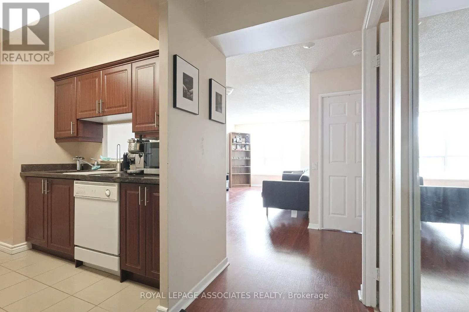208 - 21 OVERLEA BOULEVARD