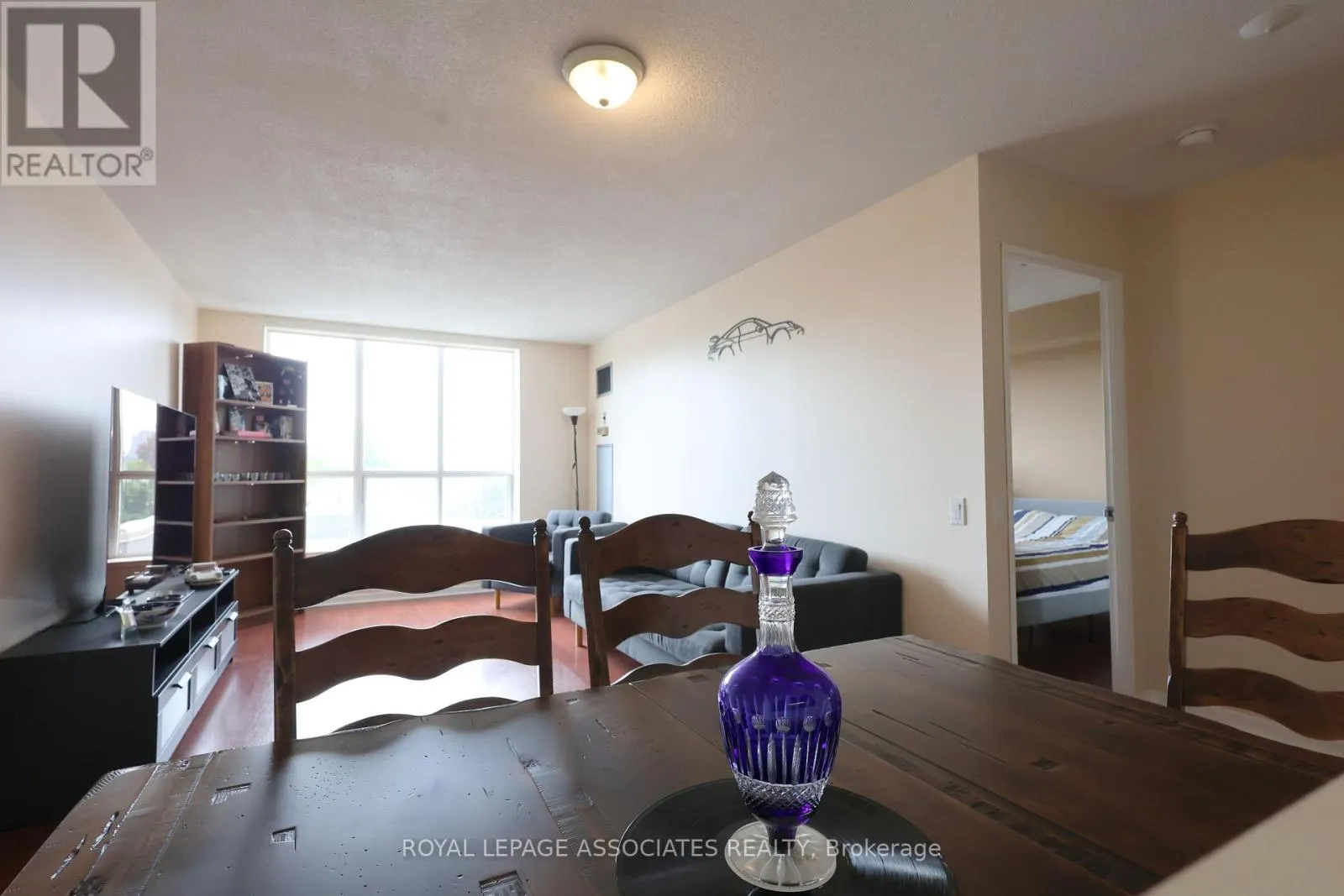 208 - 21 OVERLEA BOULEVARD