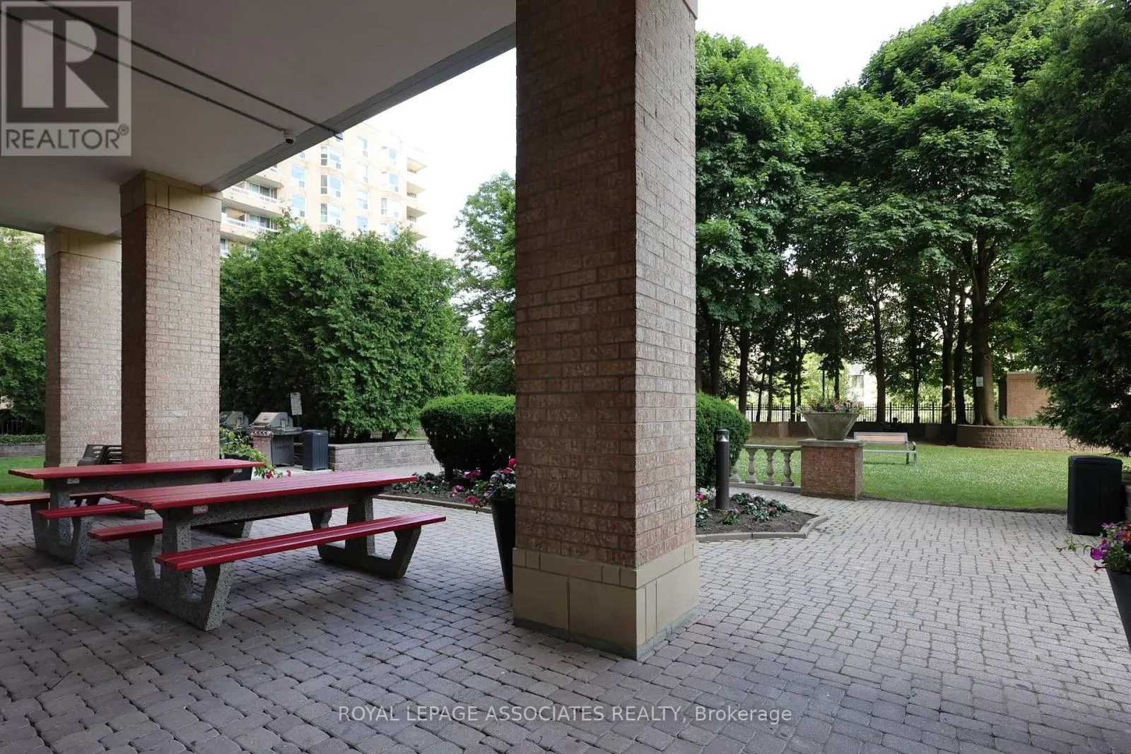 208 - 21 OVERLEA BOULEVARD