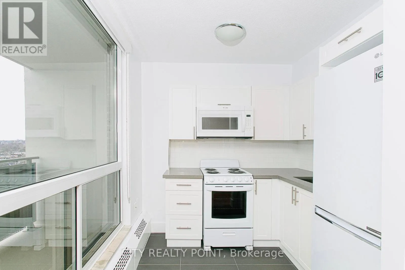 402 - 666 SPADINA AVENUE