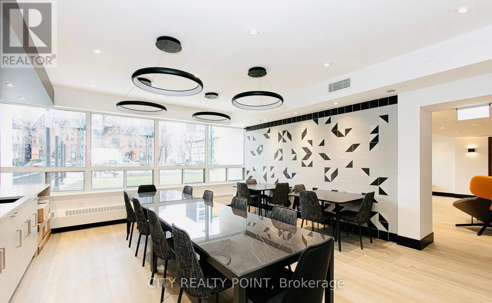 402 - 666 SPADINA AVENUE