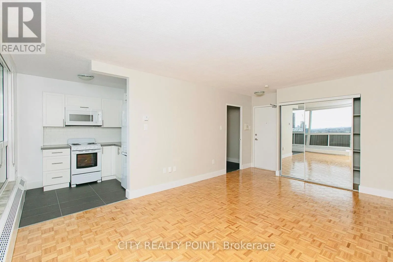 402 - 666 SPADINA AVENUE