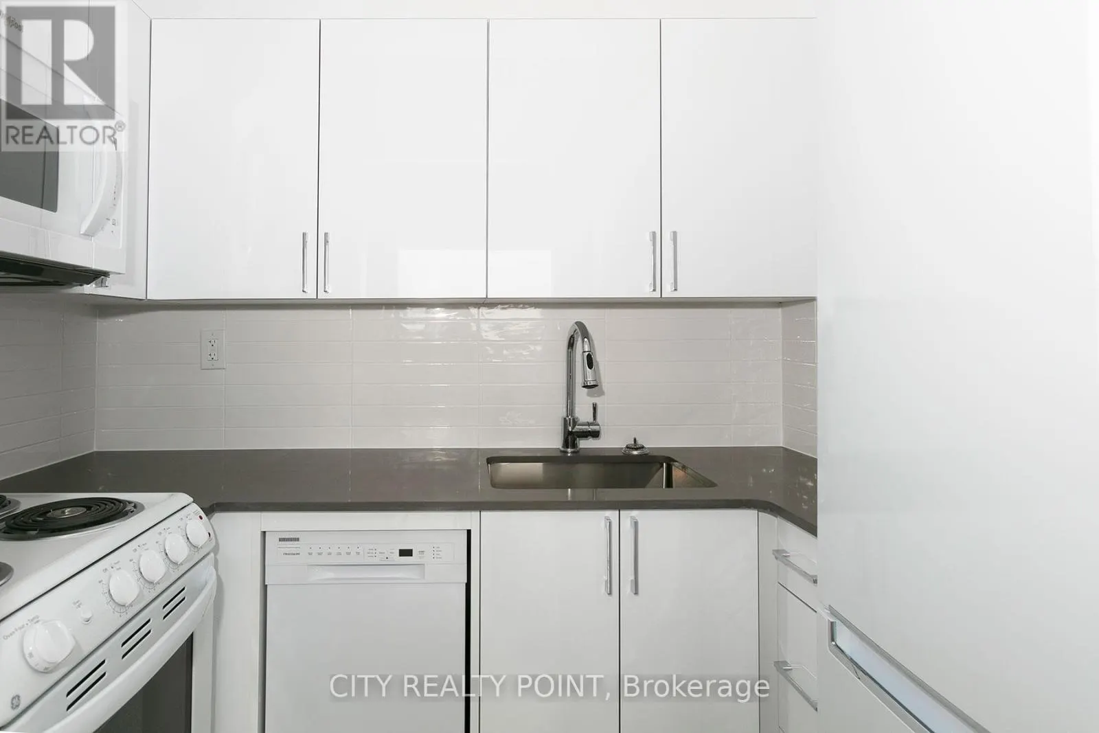 408 - 666 SPADINA AVENUE