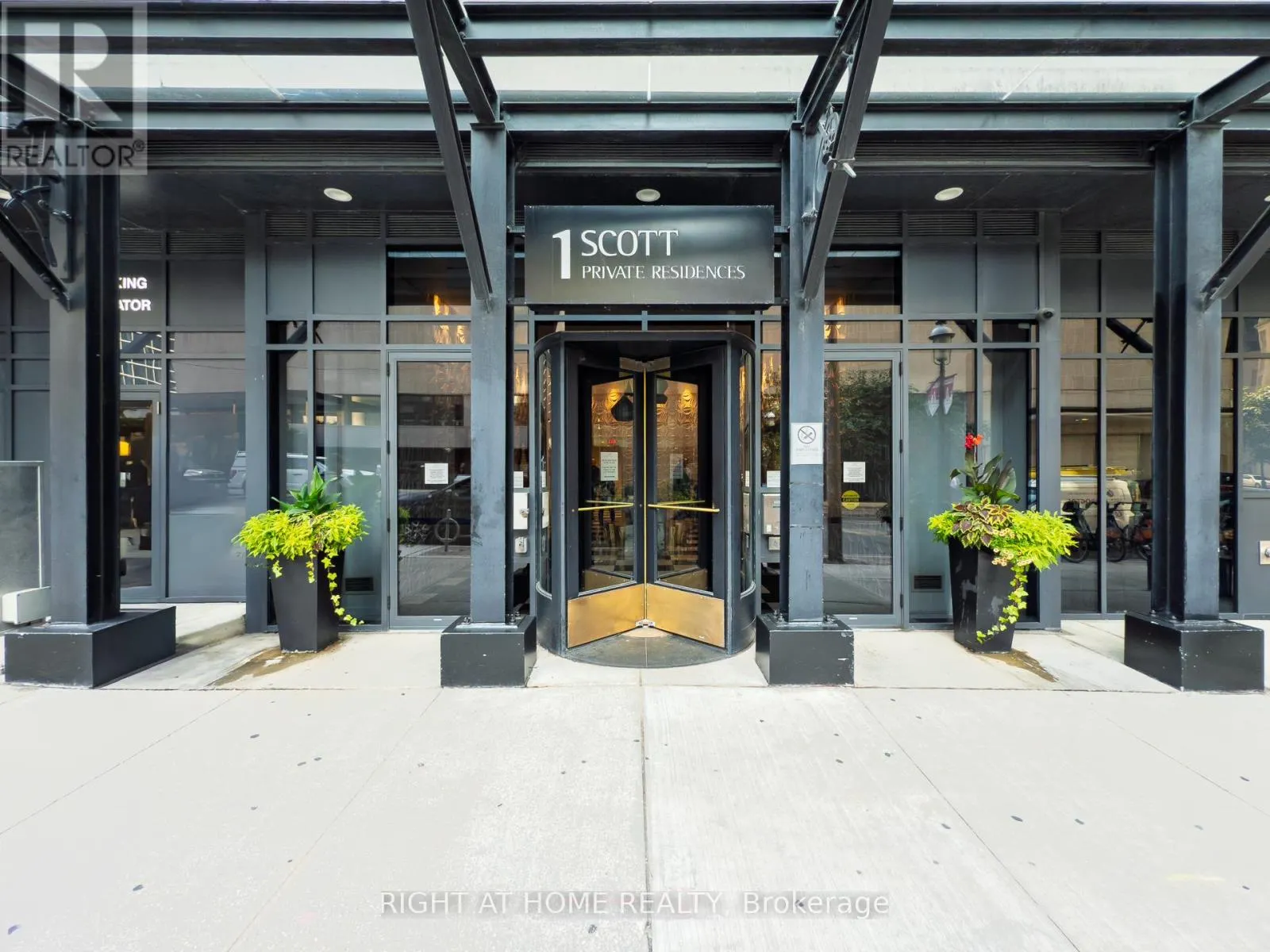 806 - 1 SCOTT STREET